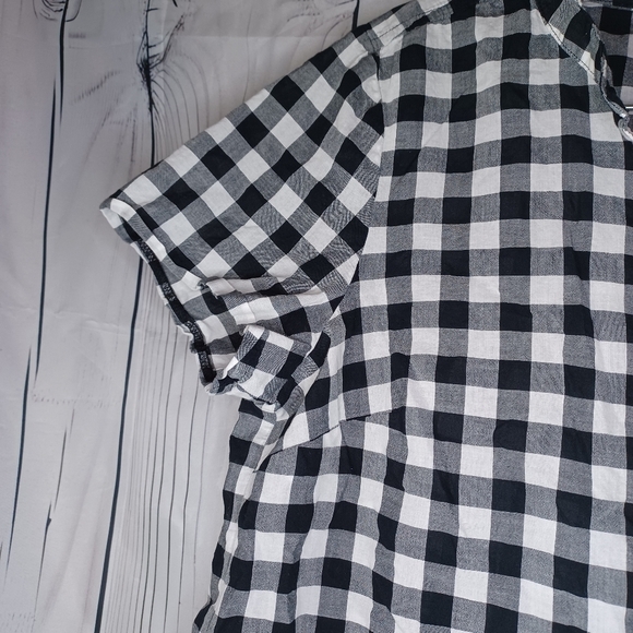 J.Crew Factory black and white plaid button-down v-neck tie front Cropped top - Picture 7 of 11